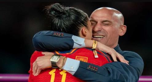 استدعاء روبياليس للمحكمة في واقعة تقبيل لاعبة منتخب إسبانيا للسيدات